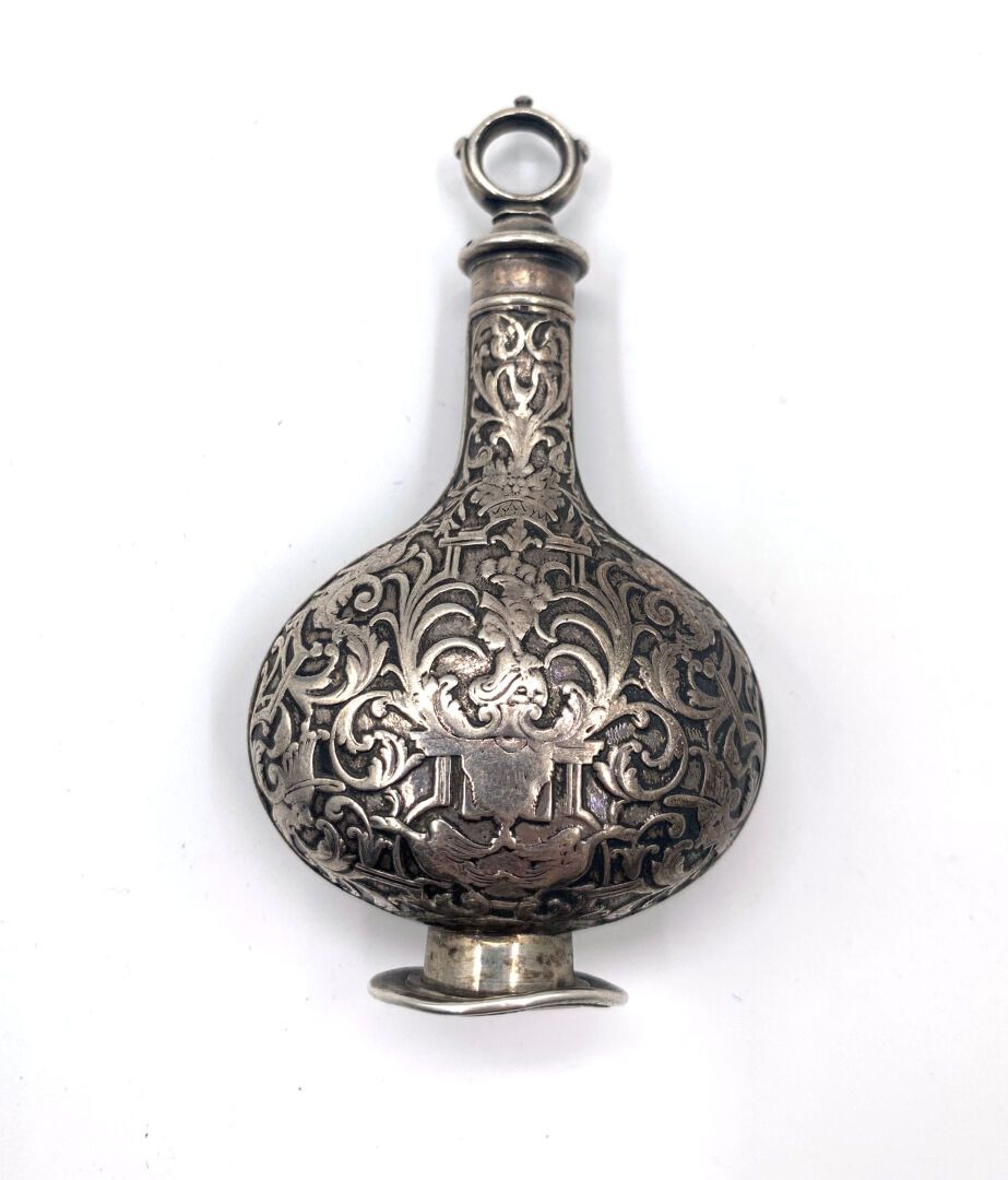 Null 80万分之一的银制葫芦形状的瓶子，底部装饰有米诺尔的轮廓，有叶子。塞子上有螺丝形成的悬挂环。底部用螺丝打开。
外国作品，18世纪。
高度：9厘米
重量&hellip;