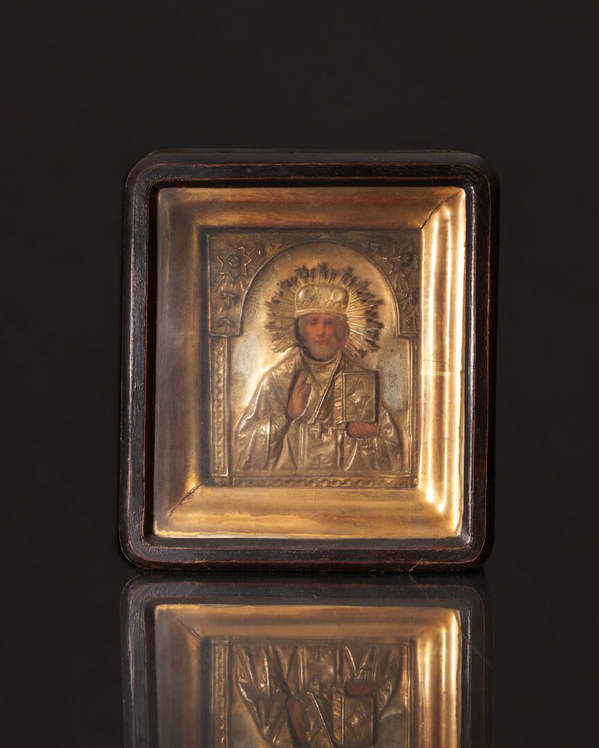 Null 圣尼古拉的圣像，镀金金属的里扎。
俄罗斯作品，19世纪
装在一个镀金的木框里，装在一个盒子里，形成一个展示柜 
圣像，尺寸：11 x 13厘米 
展示&hellip;