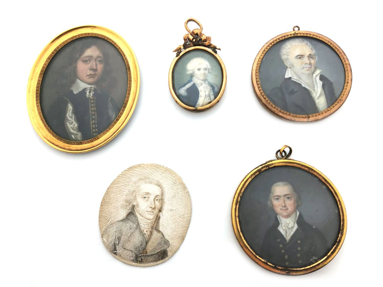 Null Quatre miniatures rondes et ovales, portraits d'homme en buste, dans des ca&hellip;