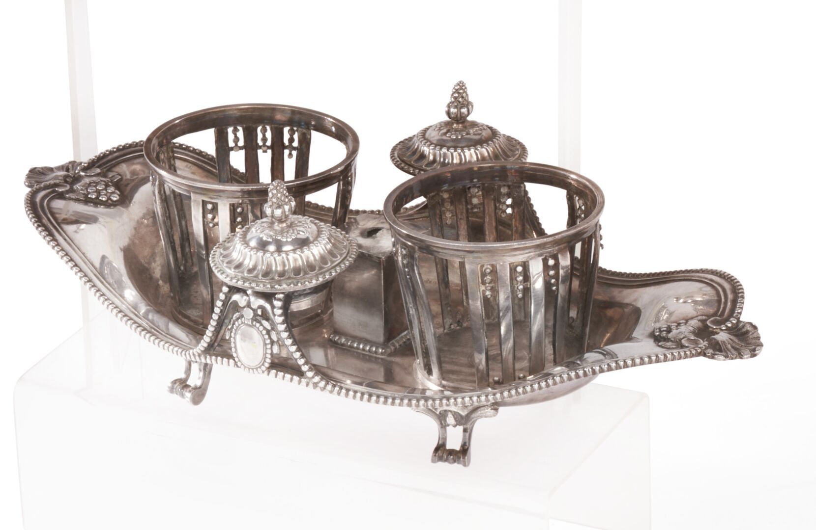Null 椭圆形银质油壶，四脚底座上装饰有珍珠和帕子，有两个图案的塞子。
巴黎，1784-85
金匠大师：Jean-Pierre CHARPENAT
瓶塞上有巴&hellip;