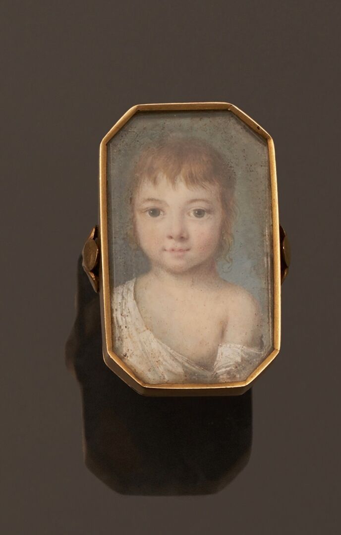 Null 长方形千分之七十五的黄金戒指，切面上镶嵌着代表一个小孩的微型画，附件是fleurdelisé，底部是珍珠母。
18世纪的微型画。
高度：3.1厘米
总&hellip;