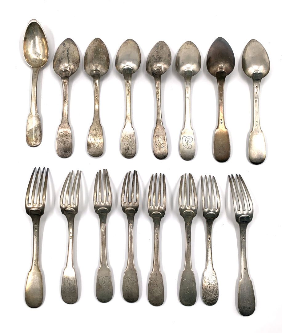 Null 八把勺子和八把叉子，银质950千分之一，无镀层，部分有字迹。
巴黎，1819-38和MINERVE XIXth为叉子 
混合金匠。
重量：1.270公&hellip;