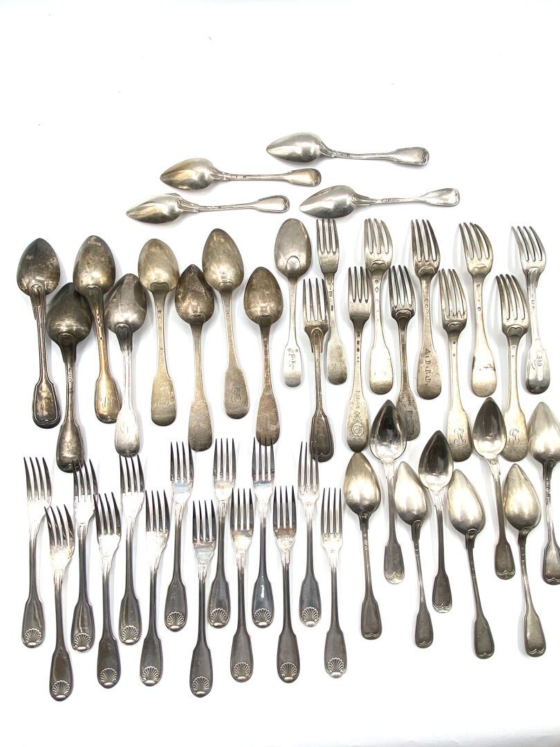 Null 一套80和95万分之一的银质餐具，包括：十把叉子和九把勺子，18和19世纪的锉刀；十二把甜点勺，19世纪的比利时作品；两把甜点叉子，CHRISTOFL&hellip;