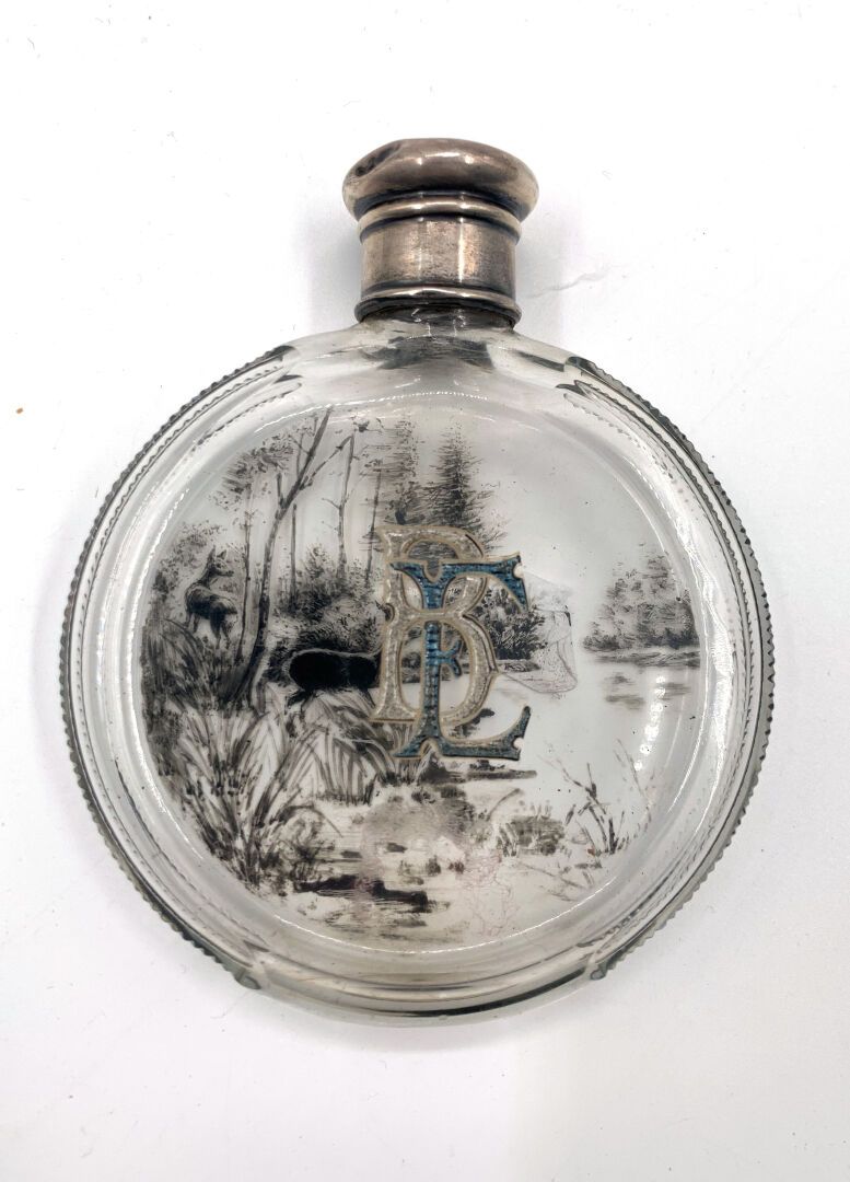 Null 彩绘水晶狩猎瓶，描绘了水边的鹿，并有字母图案。
LONDON, 1901
Charles FOX & Co. 
高度：12厘米
毛重 : 130克
(&hellip;