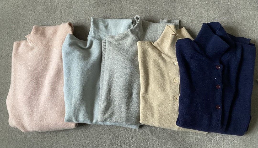 Null 埃里克-邦巴德等人 
一套羊绒衫，包括三件高领毛衣和两件扣领毛衣。 
尺寸为M和L。 
按原样（已磨损，有污渍）。