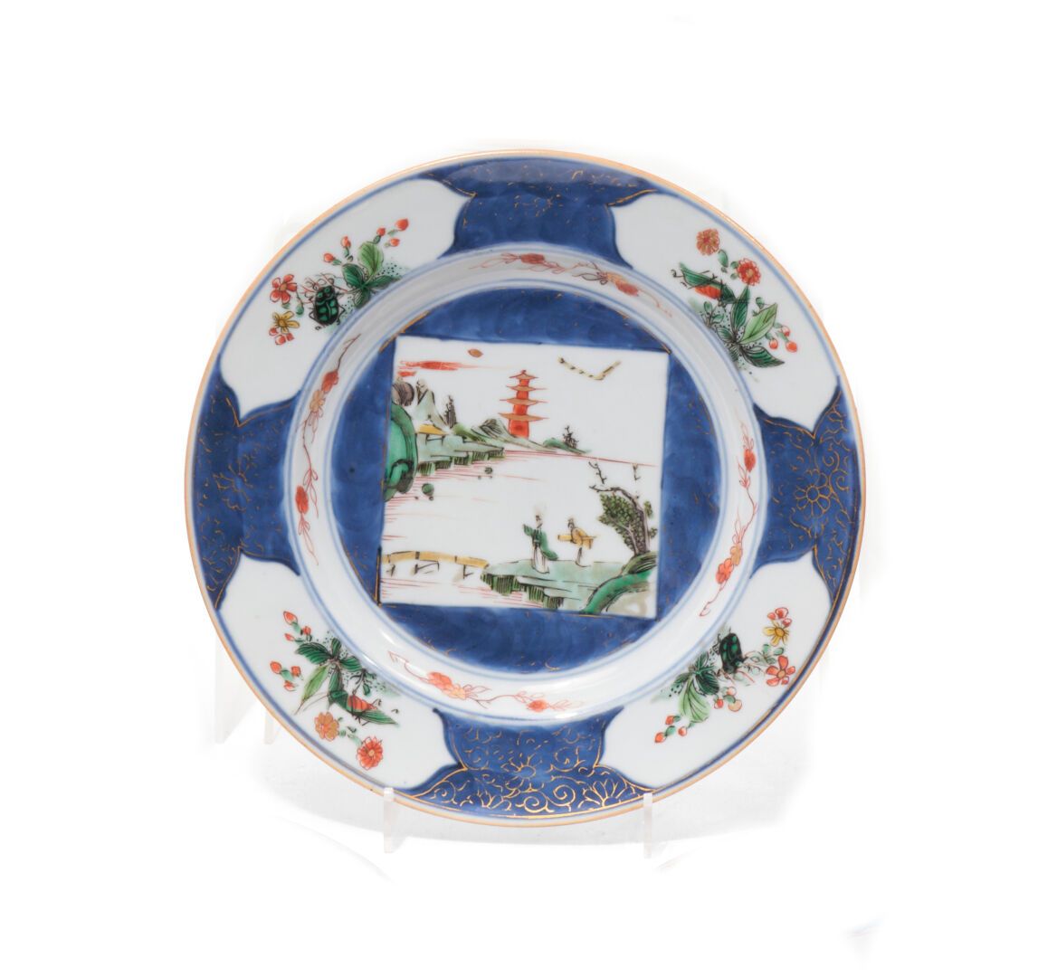 Null 中国
瓷盘上有绿色家族珐琅彩的多色装饰，蓝色背景上有活泼的湖景和宝塔，翅膀上有蓝色背景上的四种花纹装饰。
18世纪。 
直径21厘米。