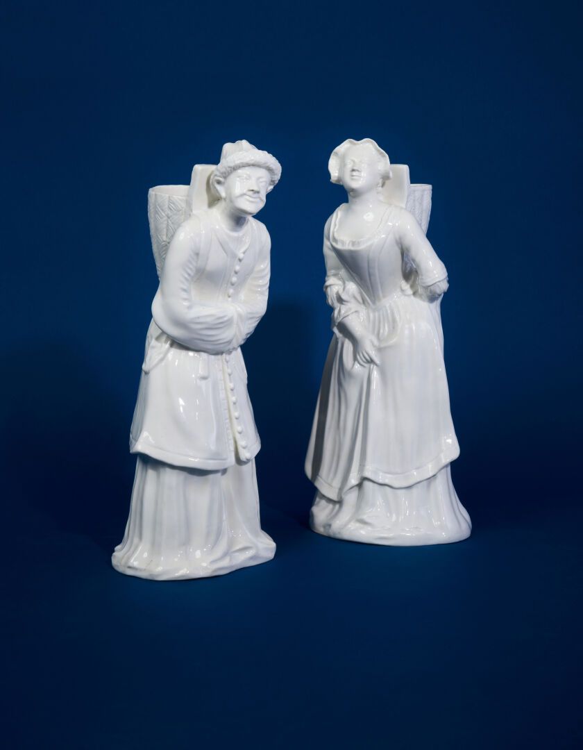 Null CHANTILLY
Paire de statuettes formant bouquetières en porcelaine tendre éma&hellip;