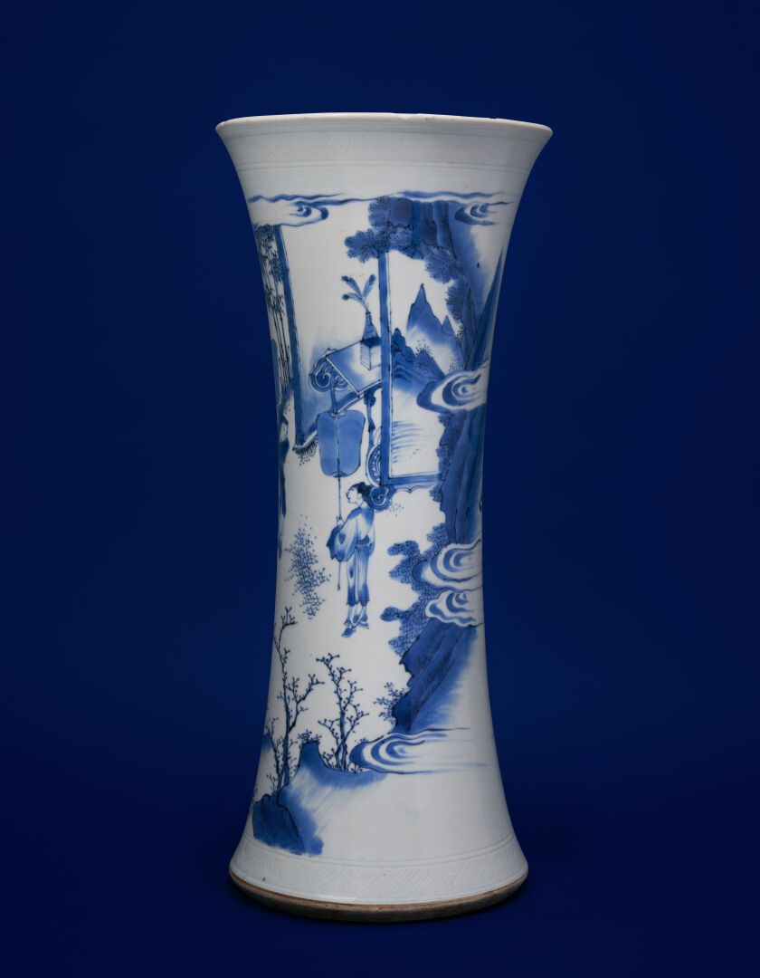 Null CHINA
Large porcelain horn vase decorated in blue underglaze
of a dignitary&hellip;