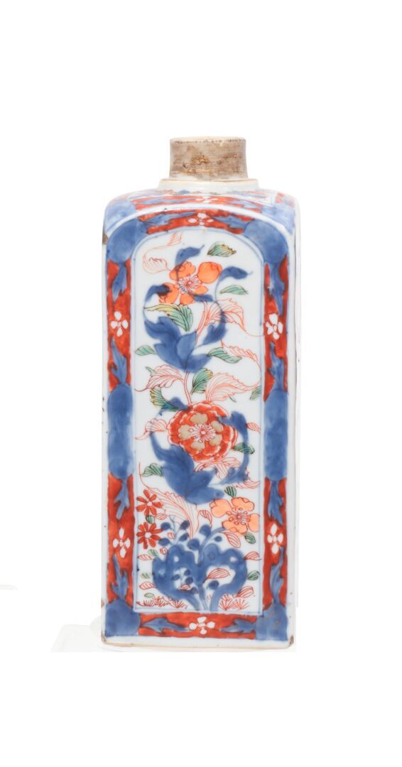 Null 中国
瓷器方形截面瓶，蓝色，红色和金色的伊万里装饰，石头上穿有花和辫子。
18世纪。 
H.26厘米。
