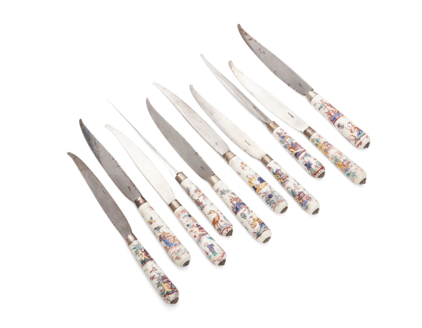 Null 圣-克劳德（SAINT-CLOUD
一套十把刀，软瓷手柄上有中国的垣门风格的多色装饰，宝塔和花篮。
钢制的刀片和银制的刀套。
18世纪，约1740年。&hellip;