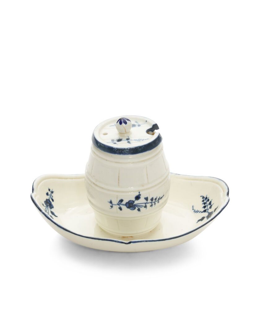 Null CANTIERE
Vaso di senape coperto su un vassoio ovale adiacente in porcellana&hellip;