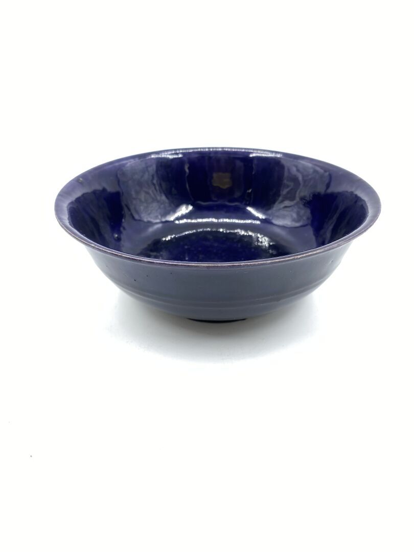 Null China
Bisque bowl with eggplant base.
Kangxi period (1662-1722).
D. 14.5 cm&hellip;