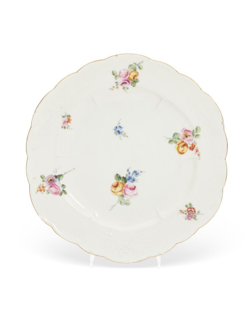 Null VINCENNES
A soft-paste porcelain plate with a contoured rim, the wing decor&hellip;