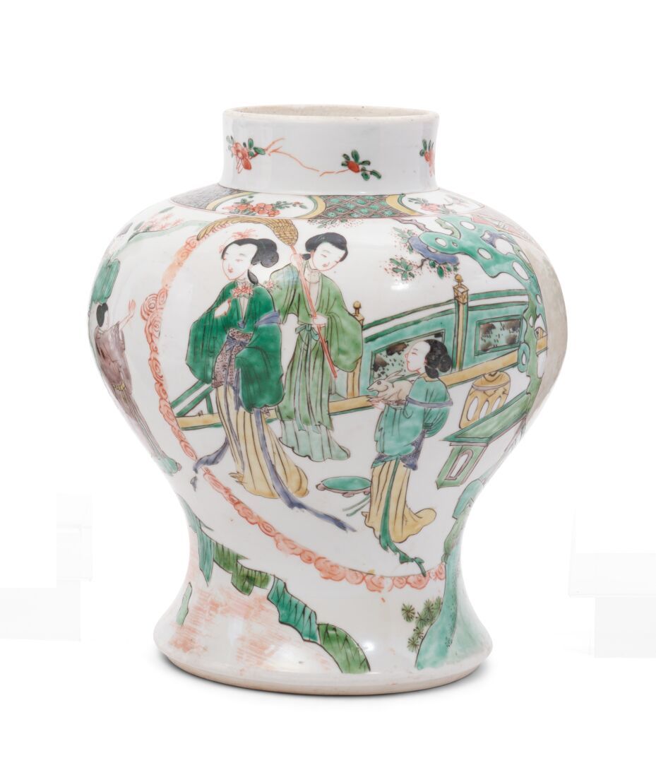 Null 中国 
瓷质阳台花瓶，有绿色家族珐琅彩的多色装饰，表现三个中国妇女和仆人在宫廷花园里，脖子上有辫子。
19世纪。 
H.25厘米。