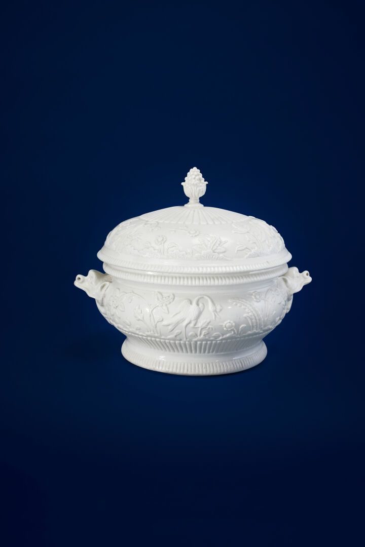 Null SAINT-CLOUD
Pot à oille rond couvert en porcelaine tendre émaillée blanche &hellip;