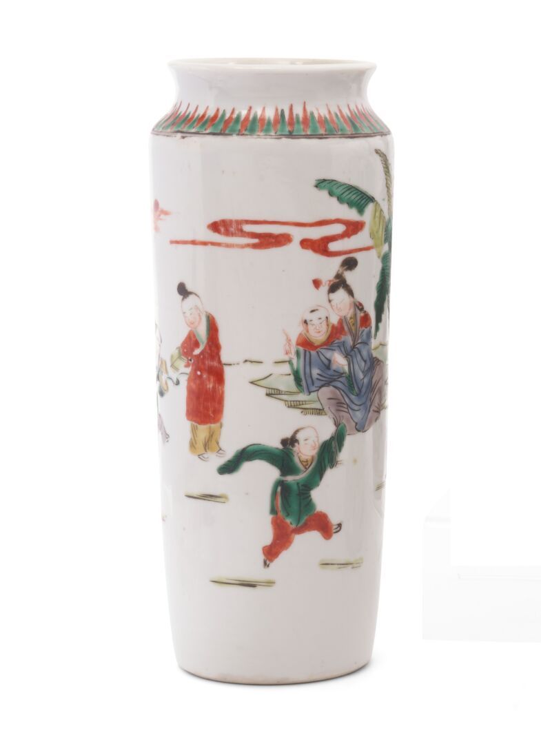 Null 中国
瓷器卷轴形花瓶，有五彩珐琅彩的多色装饰，有一个女人和孩子在树边的风景中玩耍，颈部装饰有交替的火焰。
17世纪。 
H.26.2厘米
颈部内有一个&hellip;
