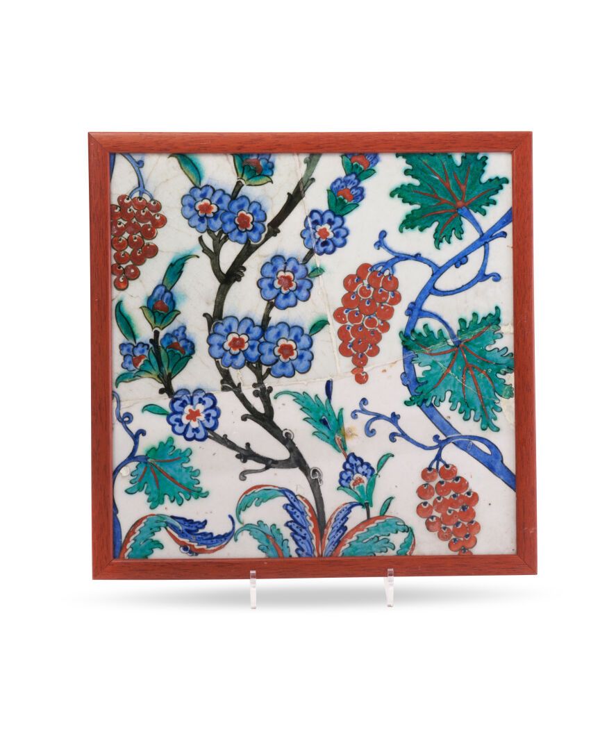 Null 伊兹尼克
硅质瓷片，带铅釉和花枝、成串的葡萄和藤叶的多色装饰。
16世纪晚期。
长26.5厘米。
损坏。