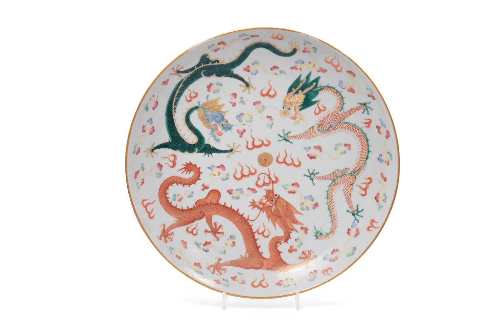 Null 中国
圆瓷碗，外壁有粉彩三龙戏珠和二龙戏云的多色装饰。
光绪六字款。
19世纪末，光绪年间（1871-1908）。
直径37厘米。