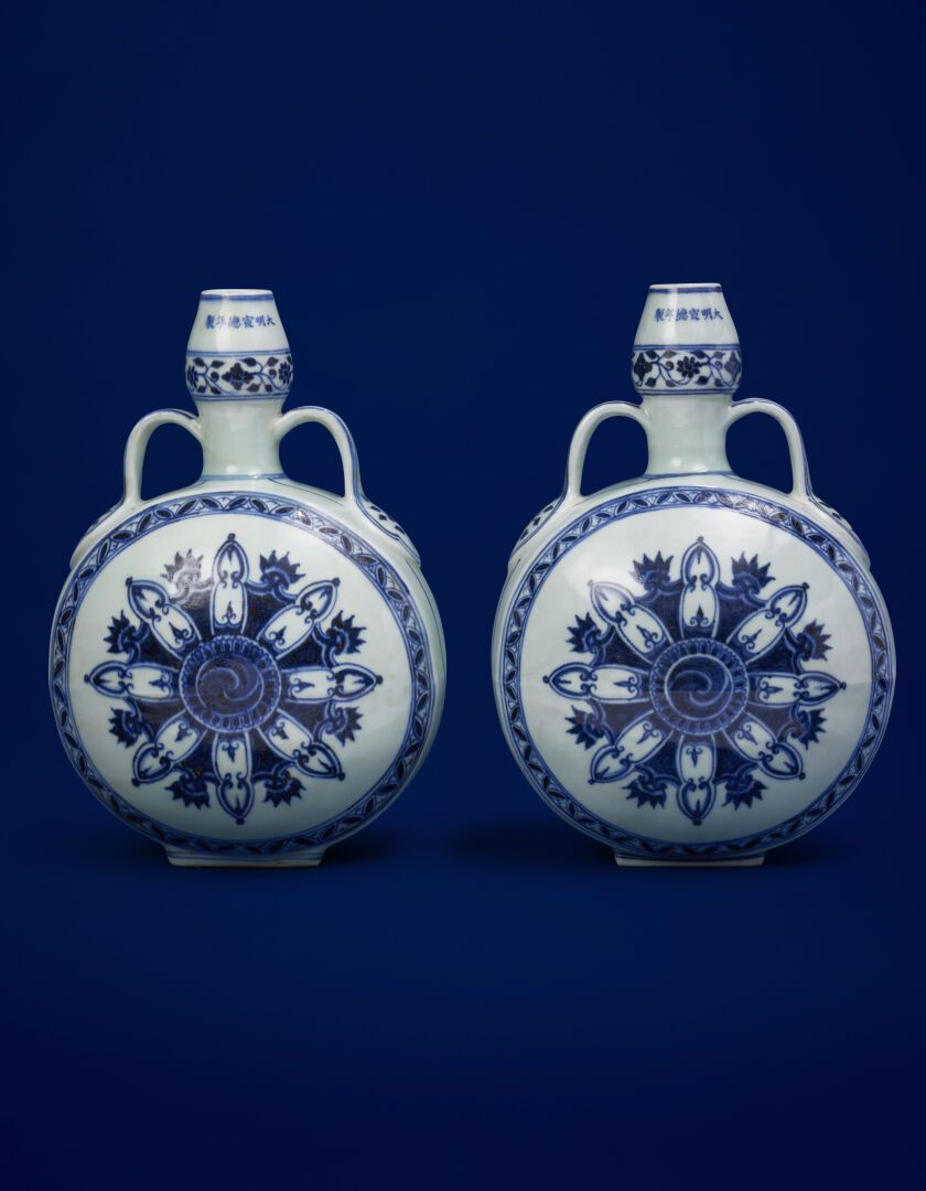 Null Chine
Deux gourdes en porcelaine de forme circulaire à décor en bleu sous c&hellip;