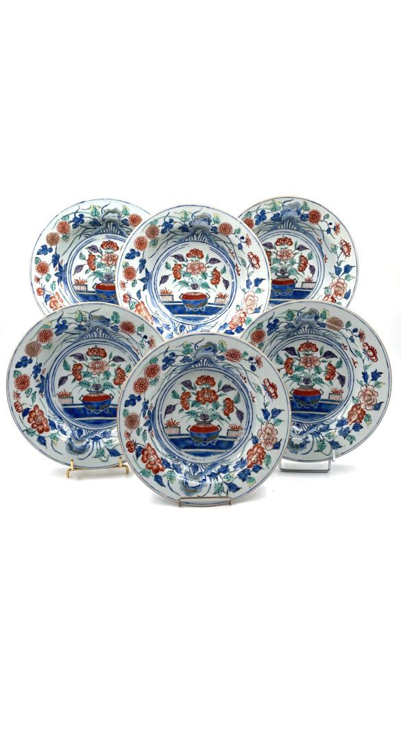 Null Chine
Six assiettes creuses en porcelaine à décor polychrome dans le style &hellip;