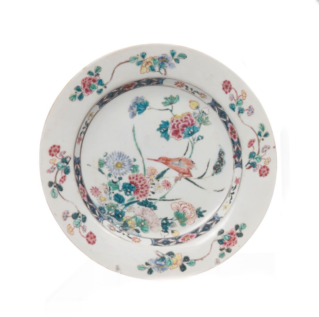 Null 中国
瓷盘上有粉彩的多色装饰，中心是一只鸟在花上，秋天有辫子，翅膀上有花茎。
18世纪，乾隆时期（1736-1795）。
直径22厘米。