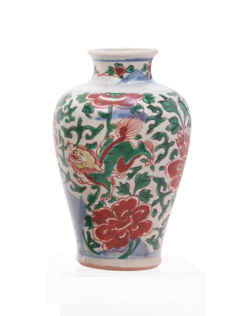 Null 中国
瓷质柱形花瓶，多色武彩珐琅装饰，花石间的狮子。
17世纪。
高19厘米。
颈部有裂缝。
