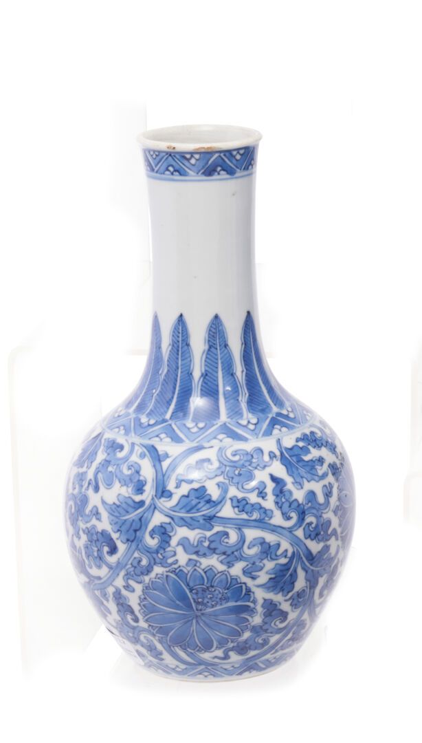 Null Chine
Vase ovoïde en porcelaine à col cylindrique à décor en bleu sous couv&hellip;