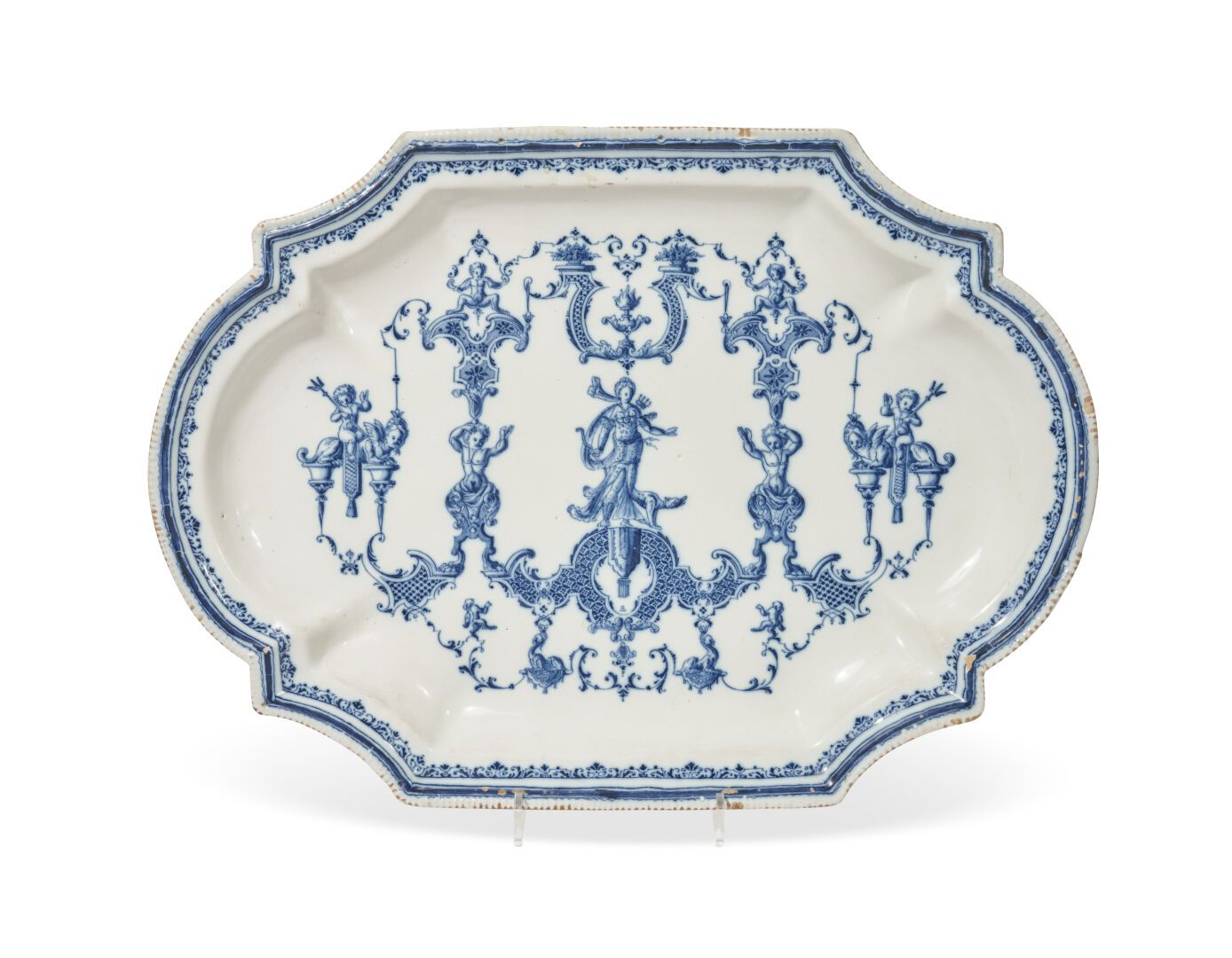 Null 瓷器
一个陶制的椭圆形盘子，上面的蓝色单色装饰是Berain的风格，中间是一个坐在台子上的人物，台子上有普蒂和斯芬克斯，卡索莱特，花瓶和叶子的框架。
&hellip;