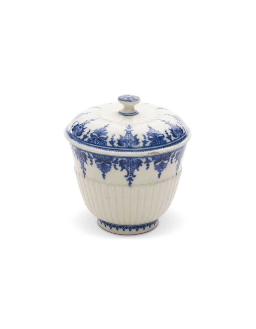 Null SAINT-CLOUD
Pot à sucre couvert en porcelaine tendre à décor de godrons en &hellip;