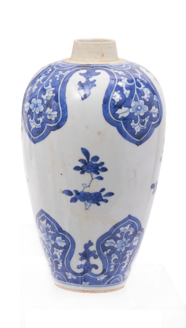 Null CHINE 
Vase blanc bleu à décor de fleurs 
Hauteur: 24 cm