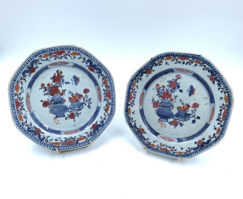 Null Chine
Deux assiettes octogonales en porcelaine à décor polychrome des émaux&hellip;