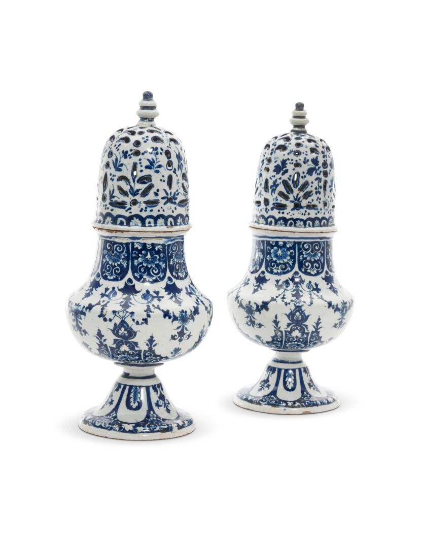 Null ROUEN
Two covered earthenware saupoudreuses, forming a pair, of baluster fo&hellip;