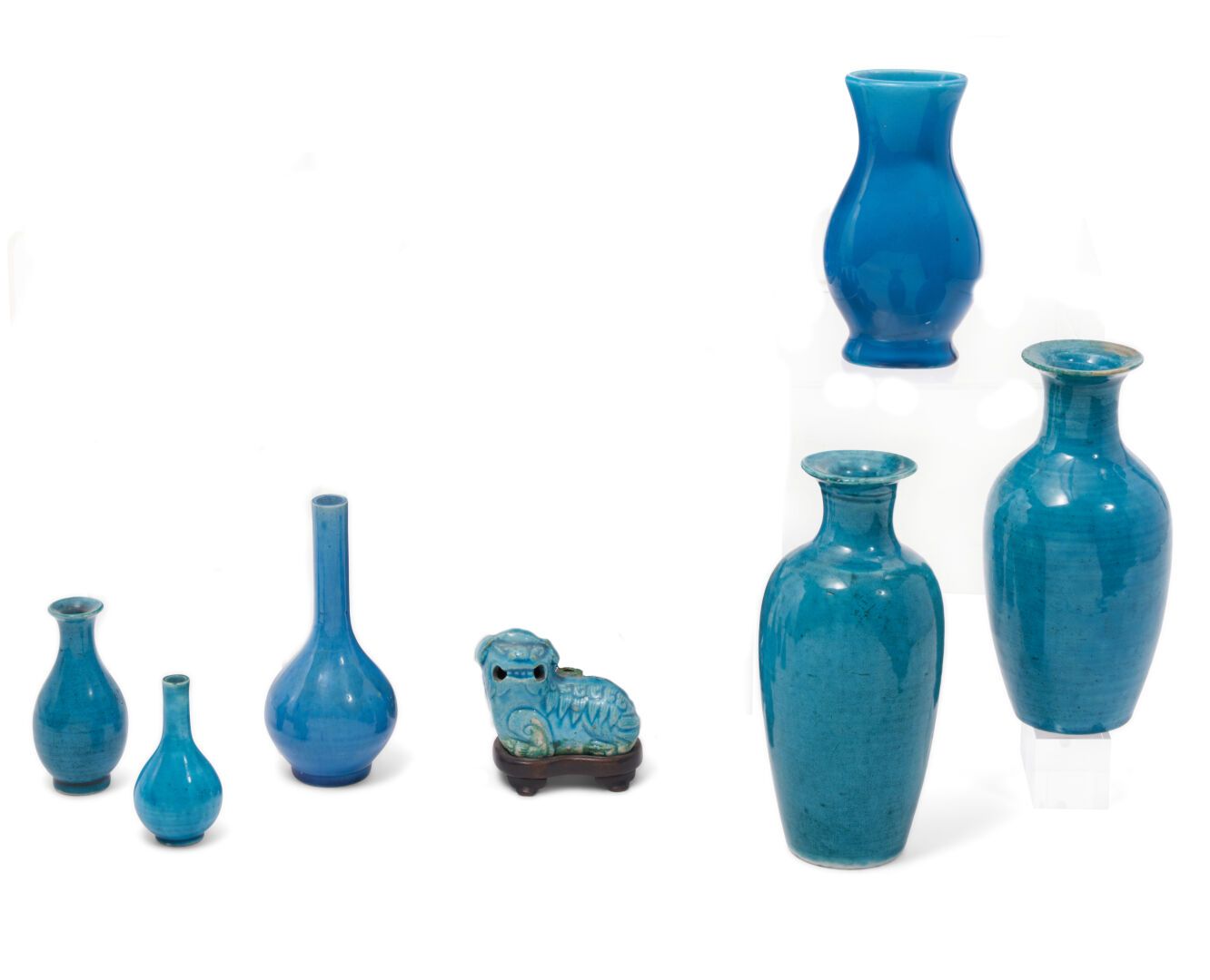 Null Chine
Six vases et un lion porte-baguettes en biscuit émaillé bleu turquois&hellip;