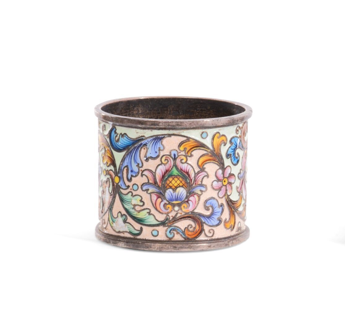 Null 纯银餐巾环，上面有多色珐琅的花和叶子的装饰。
俄罗斯作品，1899-1908 
毛重：60克
(事故、缺失的珐琅和修复)