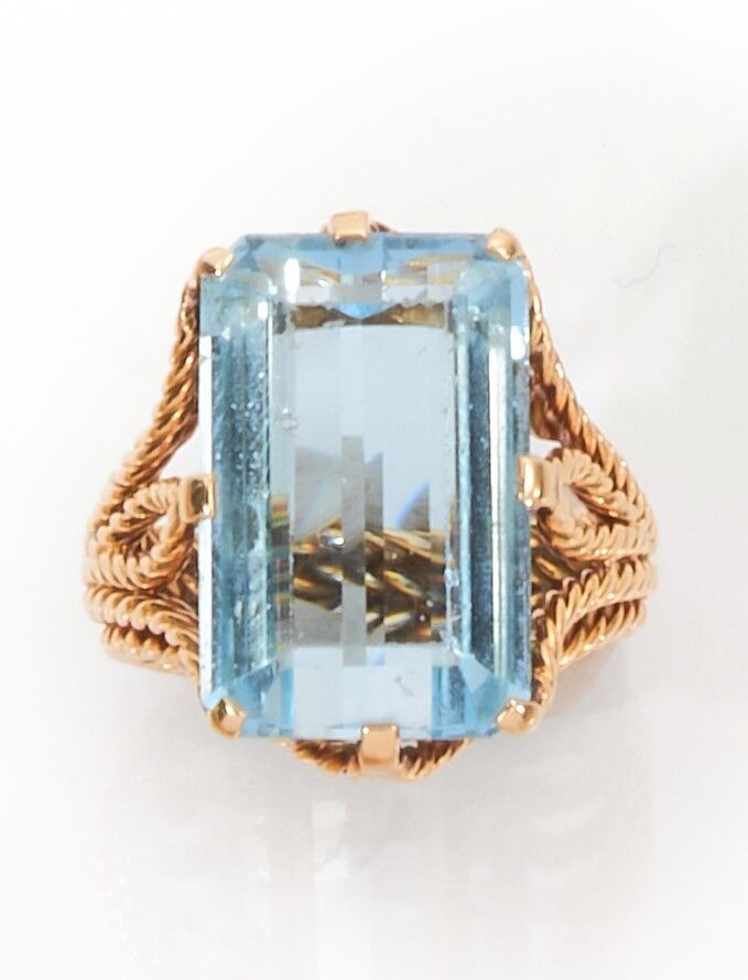Null 巴黎肖梅
750千分之一黄金雕刻的戒指，中心镶嵌着一颗长方形切割的海蓝宝石。
(有缺口和缺失)
已签名
手指尺寸：48 
毛重：7.1克