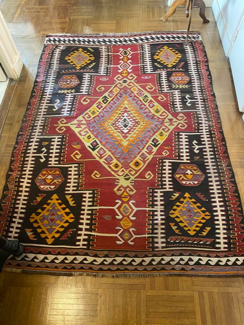 Null KILIM
Deux tapis à décor géométrique à fond rouge. 
214 x 145 cm et 295 x 1&hellip;