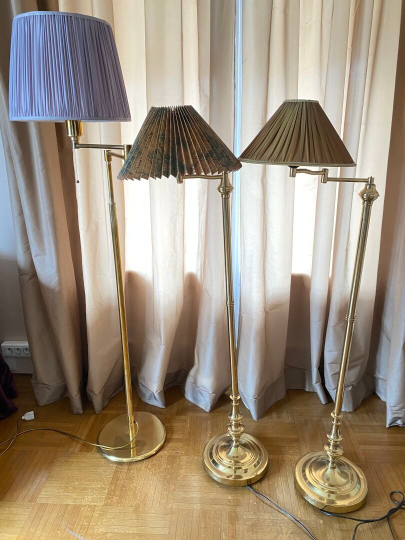 Null TRE LAMPADE moderne in metallo dorato. 
H. 128 a 152 cm 
Condizioni