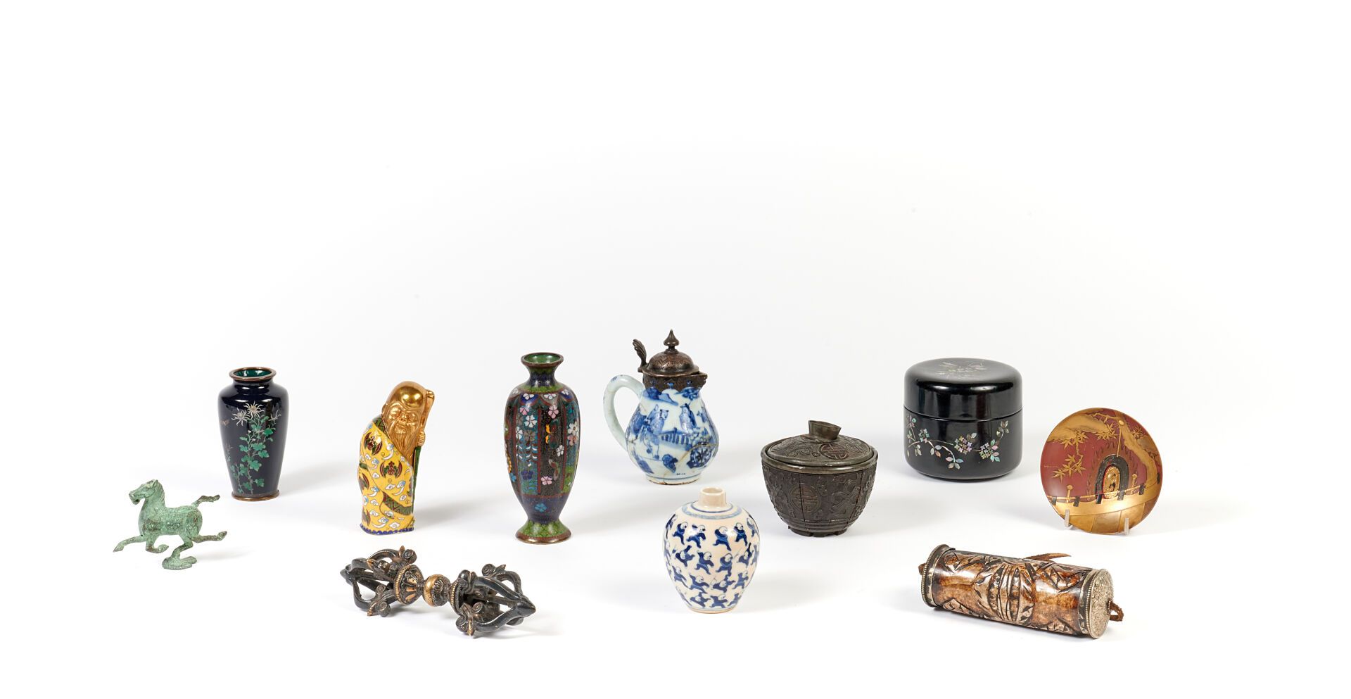 Null ASIE (CHINE et divers)
Ensemble de petits vases, verseuse, boites, Vajra en&hellip;