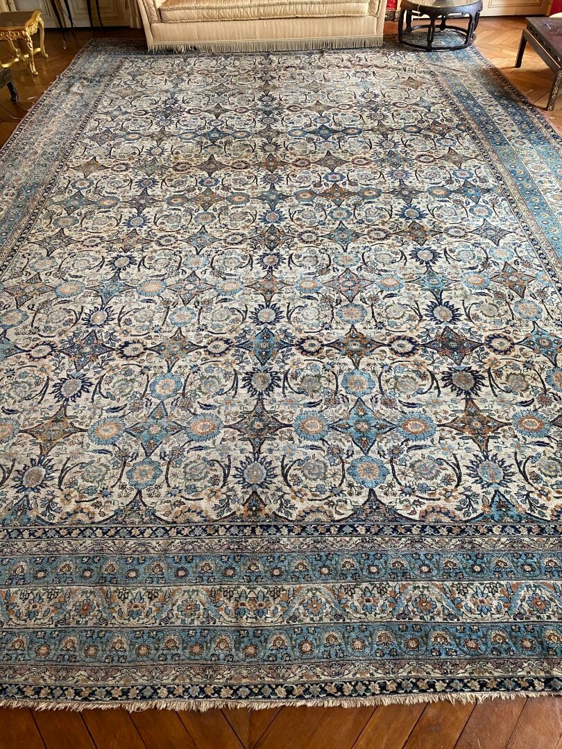 Null KESCHAN, XXe siècle 
Exceptionnel tapis en soie à décor de grandes volutes &hellip;