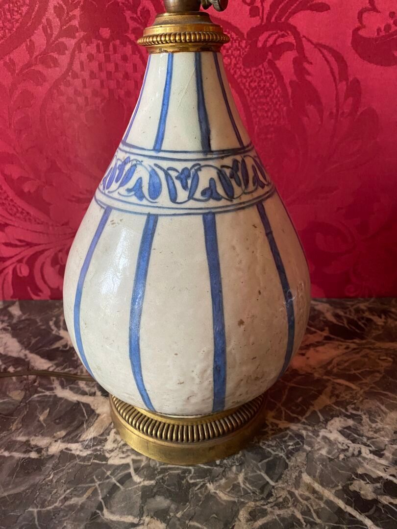 Null IZNIK 
Vase balustre en céramique à décor d'une frise végétale et lignes ve&hellip;