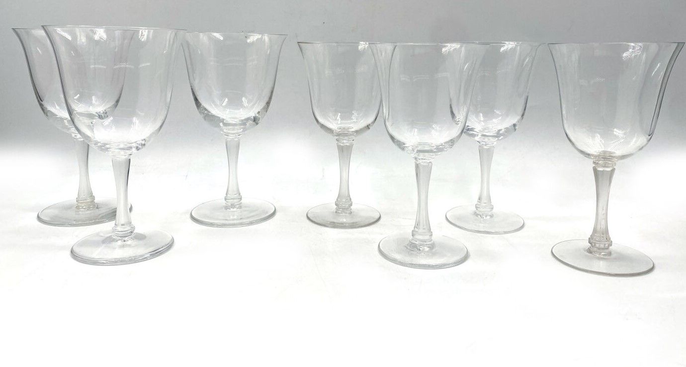Null LALIQUE
Modèle Barsac 
Sept verres à pieds en cristal, comprenant trois ver&hellip;