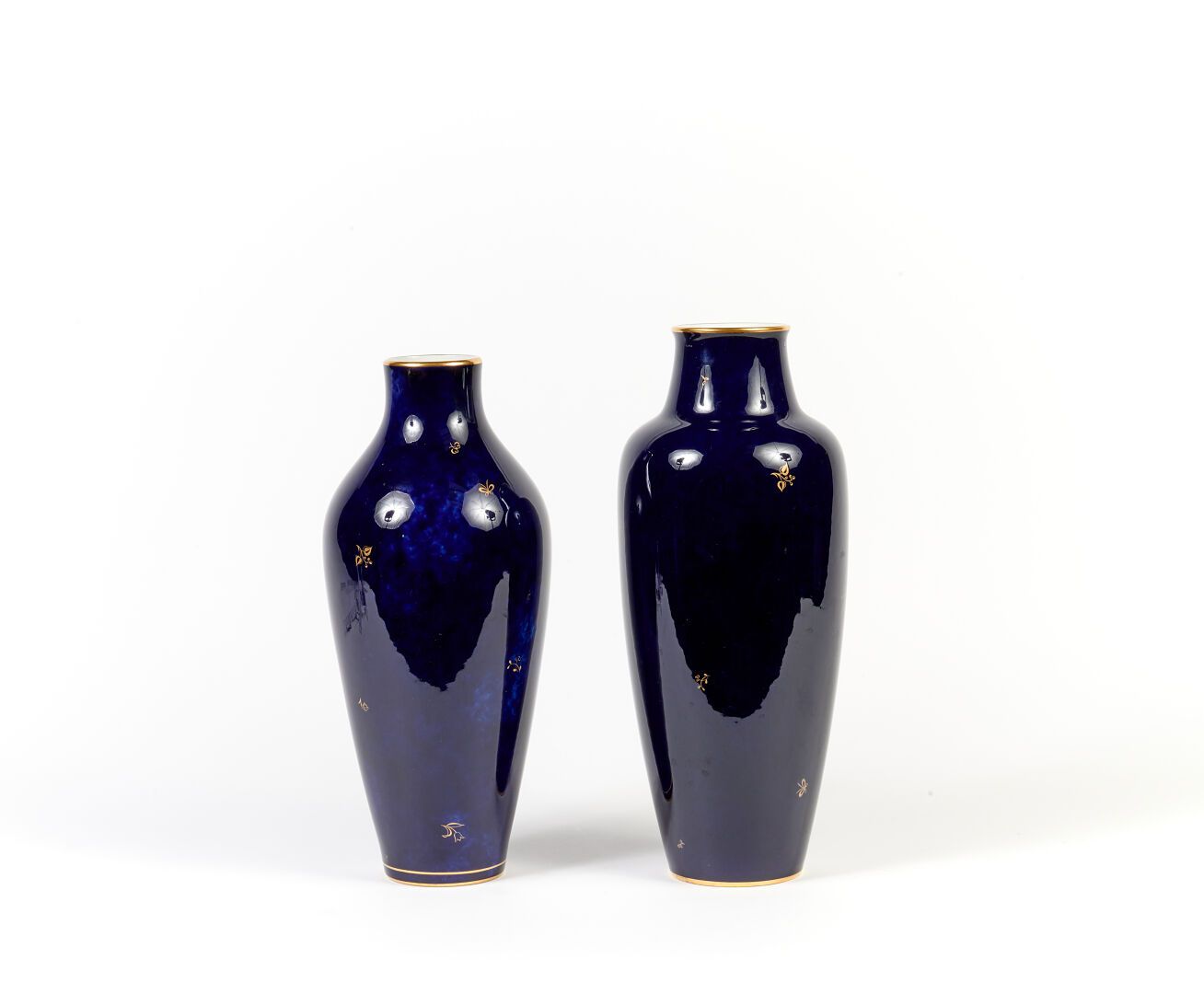 Null Manufacture de Sèvres, XXe siècle 
Deux vases en porcelaine dure à décor de&hellip;