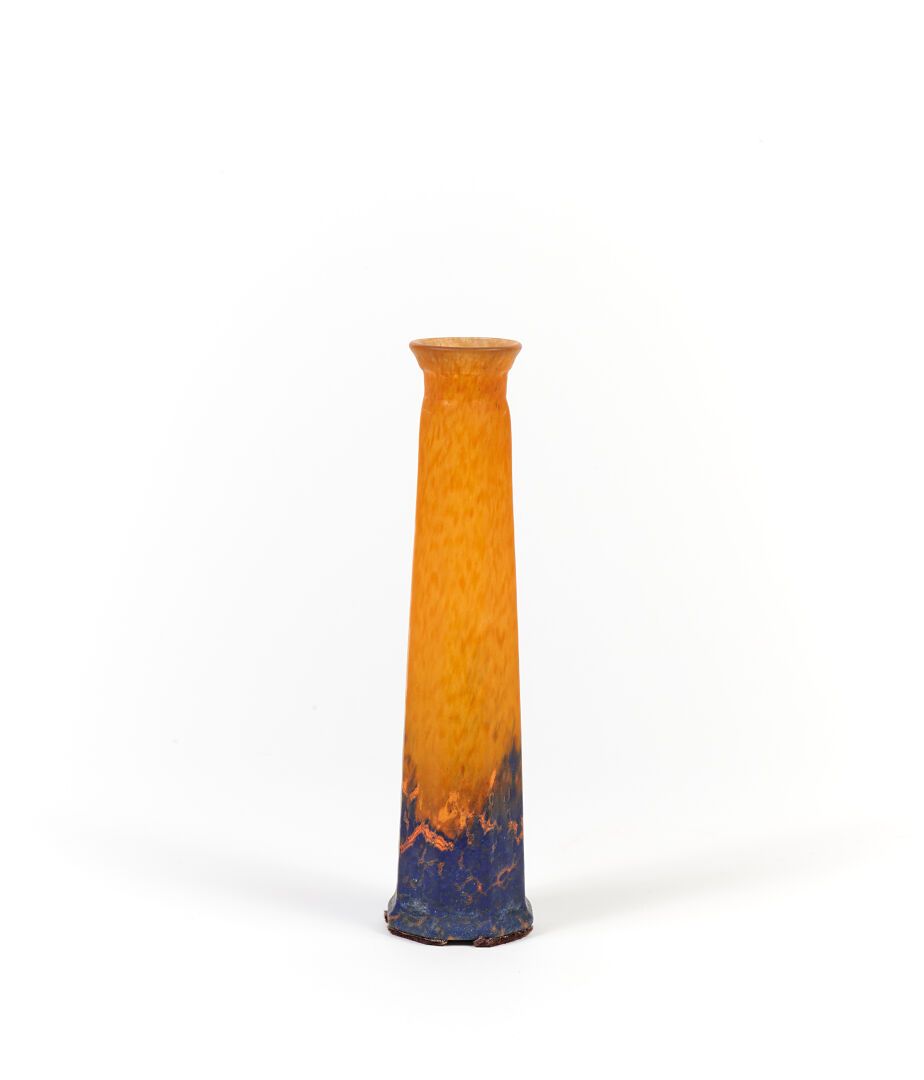 Null DAUM, Nancy
Vase à panse quadrangulaire en verre marmoréen orange et bleu. &hellip;