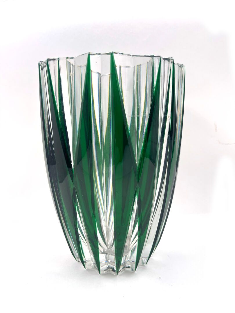 Null JARRON en cristal tallado transparente y verde.
Siglo XX
H. 28 cm; prof. 20&hellip;