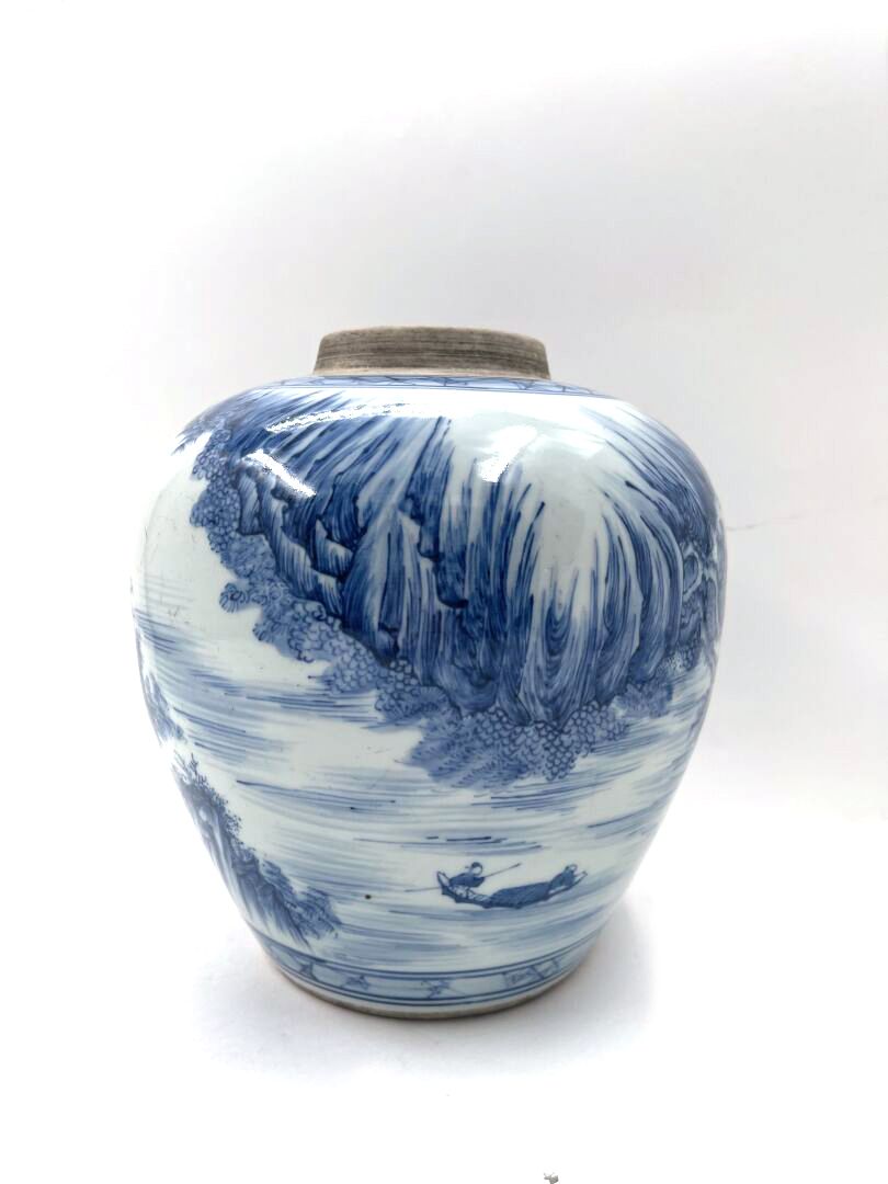 Null CINA
Vaso in porcellana con decorazione blu sottosmalto di un paesaggio lac&hellip;
