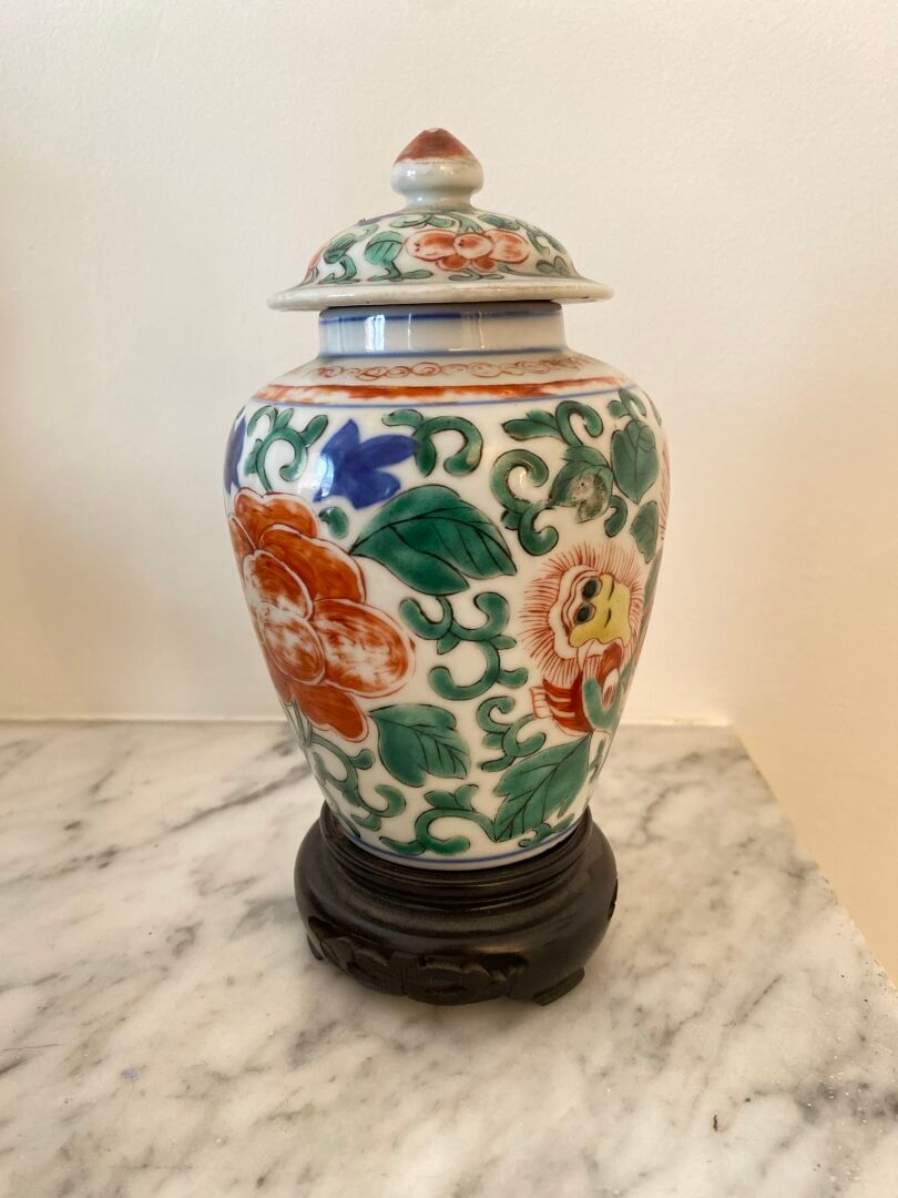 Null Cina, periodo Kanghi (1662-1722)
Piccolo vaso rivestito in porcellana smalt&hellip;