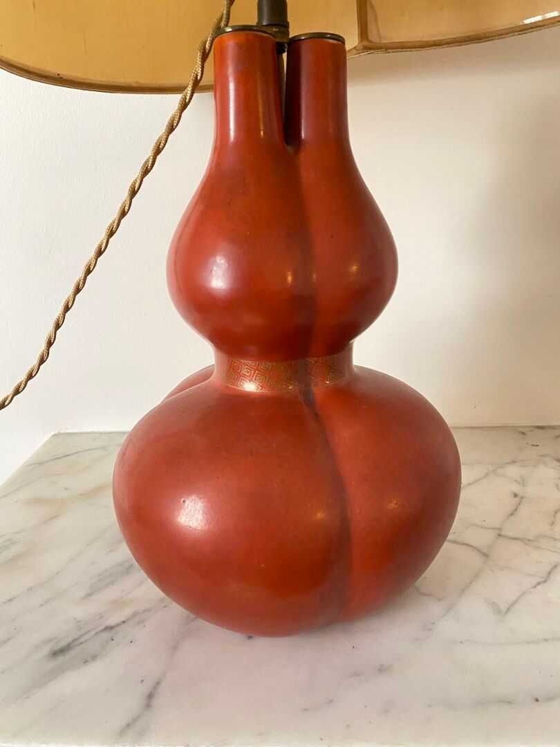 Null CHINE, XXème siècle 
Vase double gourde à triple col en porcelaine émaillée&hellip;
