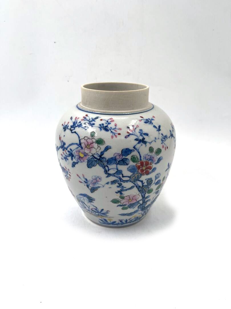 Null Cina, XX secolo 
Vaso in porcellana con decorazione smaltata in policromia &hellip;