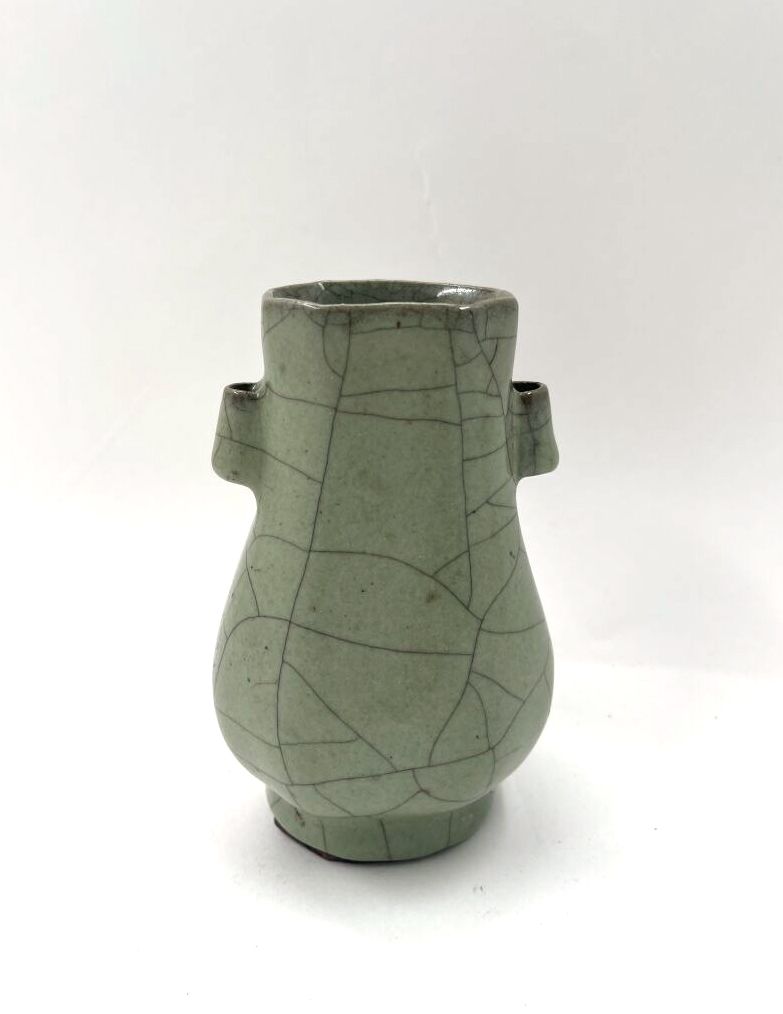 Null CINA
Piccolo vaso a due manici in gres crepato celadon. 
H. 14 cm