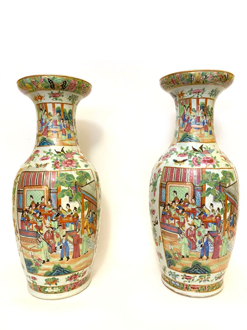 Null CINA, Canton
Coppia di grandi vasi a balaustro in porcellana con decorazion&hellip;
